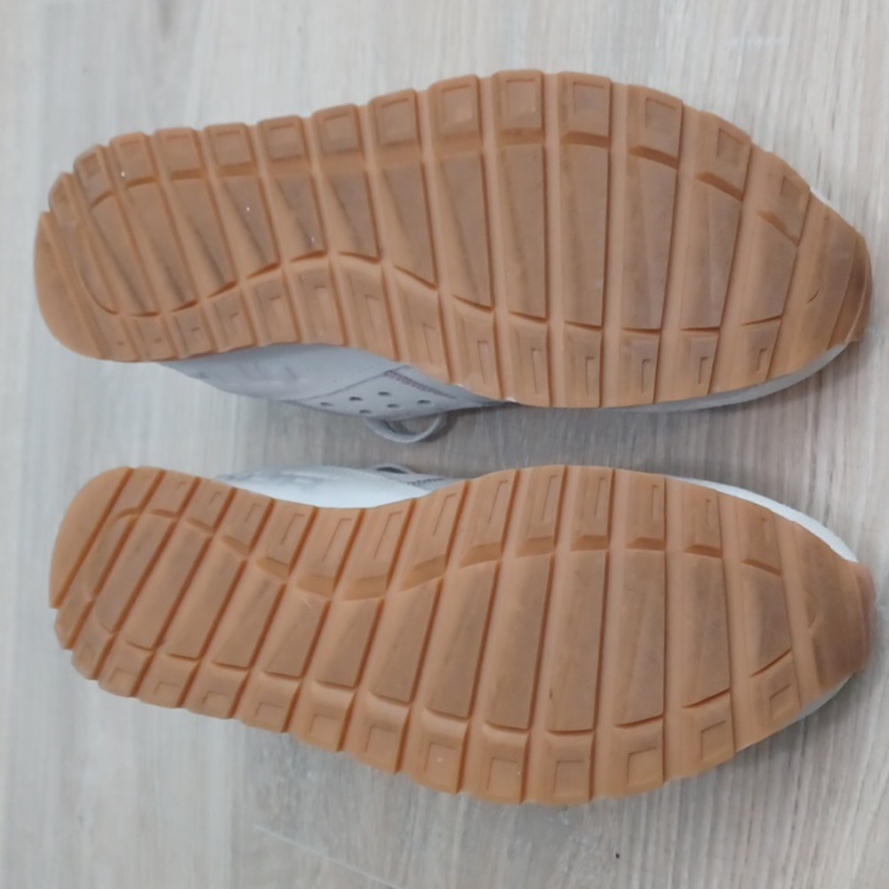 Size 9.5 - UNDER ARMOUR sneakers. White & pink gym shoes. Round toe lace closure - Picture 14 of 16